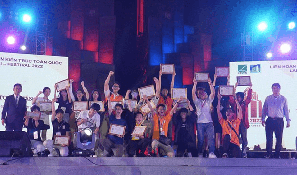 Sinh viên Võ Thị Nhớ (thứ 5 từ trái sang, hàng sau) cùng nhóm thi được trao giải Toàn năng